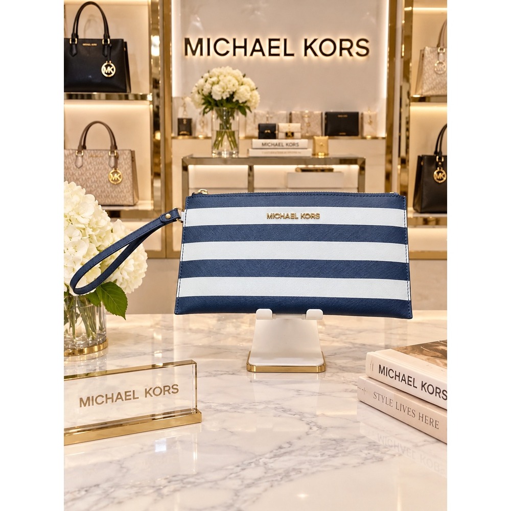 W261 Michael Kors wristlet nwot